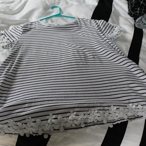 Maternity top with pockets